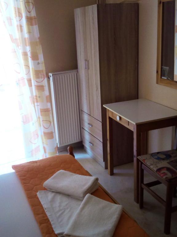 Dimitra Pentaliou Rooms Kamena Vourla Bagian luar foto